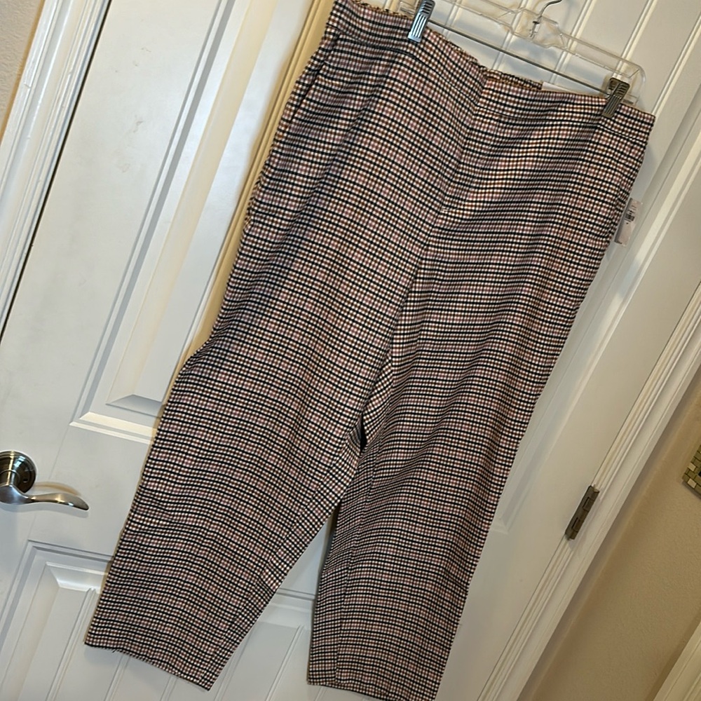 Old Navy plaid flat front elastic waist pant. Faux fly and pockets. Size 18.